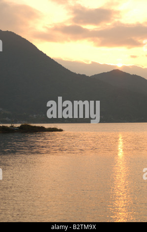 Inizio serata Lago Kawaguchi-ko nei pressi del Monte Fuji Foto Stock