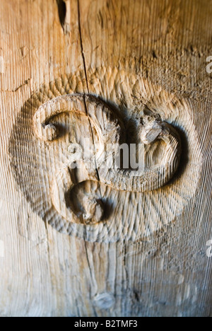 Triskelion celtico o triskele la ricostruzione di una casa celtiberian nelle rovine di Numantia vicino a Garray SORIA PROVINCIA Spagna Foto Stock