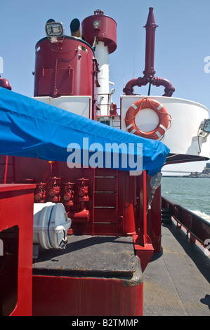 San Francisco Fire Department Fire Boat custode e monitor ugello di acqua Foto Stock