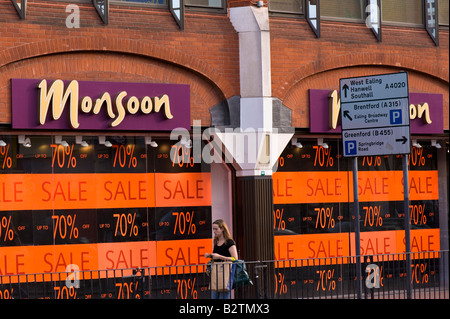 Finestra del negozio con vendita segno W5 Ealing Londra Regno Unito Foto Stock