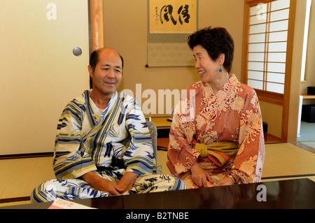 Coppia senior in kimono e yukata al Ryokan che è in stile giapponese, hotel in Giappone Foto Stock