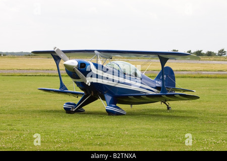 Pitts S-2UNA SPECIALE N74DC biplano acrobatico parcheggiato a Wickenby Airfield Foto Stock