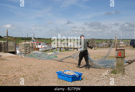 Asciugando le reti da pesca Walberswick Suffolk in Inghilterra Foto Stock