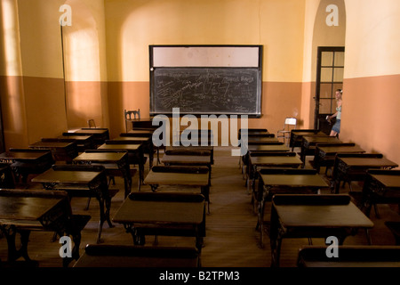 Una classe con banchi di antiquariato all'interno Colegio Monserrat School in Cordova, Argentina Foto Stock