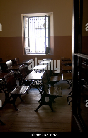 Una classe con banchi di antiquariato all'interno Colegio Monserrat School in Cordova, Argentina Foto Stock