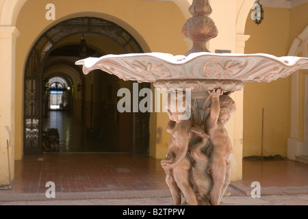 Una fontana all'interno Colegio Monserrat School in Cordova, Argentina Foto Stock