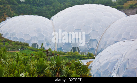 Esagonale cuscino ETFE biomi all'Eden Project in un vecchio china clay pit Bodelva St Austell Cornwall Inghilterra UK GB EU Europe Foto Stock