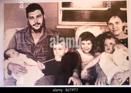 Foto di Ernesto Che Guevara con sua moglie Aleida marzo ed i loro bambini esposti nel museo di Alta Gracia, Cordoba Foto Stock