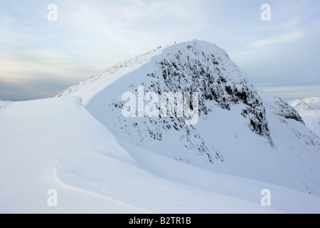 Gli escursionisti lasciando il vertice di Stob Ghabhar Foto Stock