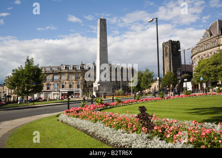 Il cenotafio War Memorial obelisco di tutta la prospettiva di giardini in centro città in estate in Harrogate Yorkshire England Regno Unito Foto Stock