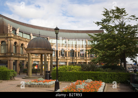 L'esterno del Victoria Gardens Shopping Centre, a mezzaluna, si trova nel centro della città. Harrogate North Yorkshire Inghilterra Gran Bretagna Foto Stock