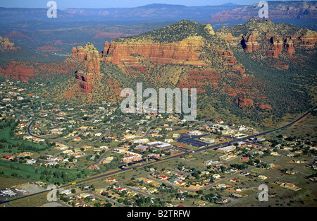 Una panoramica della città di Sedona in Arizona lungo il Mogollon Rim Foto Stock