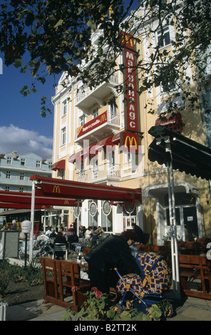 Pl Nezavisimost piazza centrale Macdonalds fast food ristorante per accogliere persone Varna Bulgaria Foto Stock