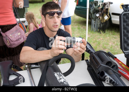 Funzionario di polizia che descrivono un nerf round per 37mm launcher di base utilizzata dalla polizia SWAT team al fair Gainesville Florida Foto Stock