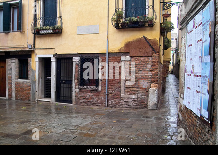Il vecchio edificio di appartamenti in Vencie Italia Foto Stock