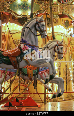 Dettaglio di una giostra di notte in Avignone, Provenza, Francia Foto Stock