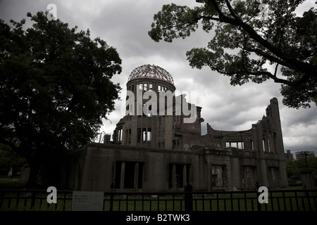 Cupola atomica Memorial, conosciuto anche come la Cupola di Bomba atomica situato nel Parco del Memoriale della Pace di Hiroshima, Giappone. Foto Stock