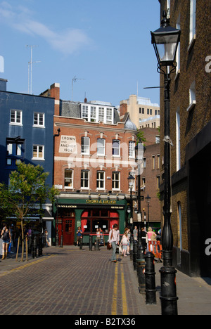 Guardando lungo Eartham Street al Crown and Anchor Pub di Neal Street Covent Garden Londra Inghilterra Foto Stock