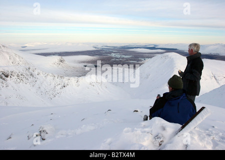 Gli escursionisti sul vertice di Stob Ghabhar guardando fuori di Rannoch Moor Foto Stock