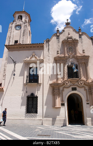 Facciata del Colegio Monserrat school di Cordoba, Argentina, considerato un Patrimonio culturale mondiale dall'UNESCO Foto Stock