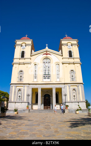 Esterno della cattedrale della Vergine Maria Megali Panaghia in città di Neapoli sul Greco isola mediterranea di creta GR EU Foto Stock