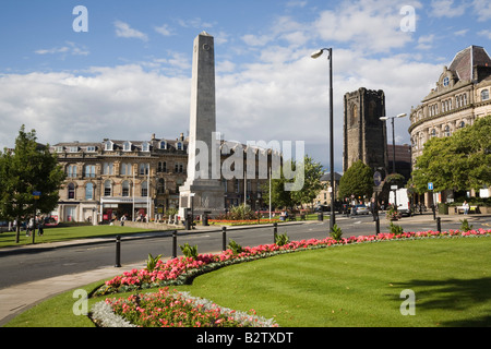 Il cenotafio War Memorial obelisco di tutta la prospettiva di giardini in centro città in estate. Harrogate North Yorkshire England Regno Unito Foto Stock