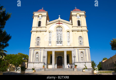 Esterno della cattedrale della Vergine Maria Megali Panaghia in città di Neapoli sul Greco isola mediterranea di creta GR EU Foto Stock