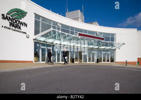 Sandown Park Racecourse tribuna principale di ingresso Foto Stock