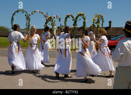 Solstizio d'estate Morris ballerini, Rushlake verde, East Sussex, Inghilterra. Foto Stock