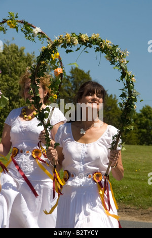 Solstizio d'estate Morris ballerini, Rushlake verde, East Sussex, Inghilterra. Foto Stock