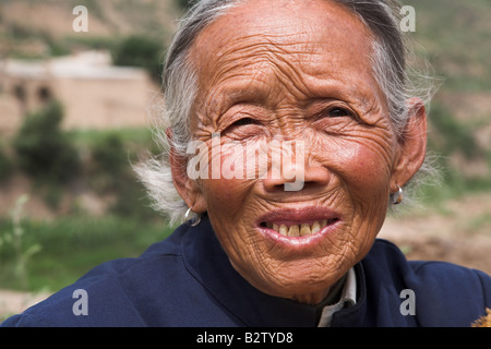 Un'anziana donna cinese in posa per una fotografia vicino al Hengshan appeso Tempio Xiankong (Si) nella provincia di Shanxi, Cina. Foto Stock