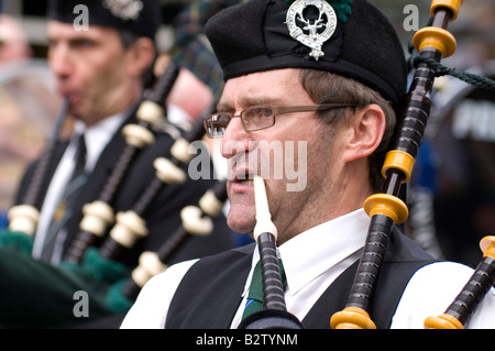 La parata di aprire la Edinburgh International Festival: Close-up di cornamuse giocatori in pipe band. Foto Stock