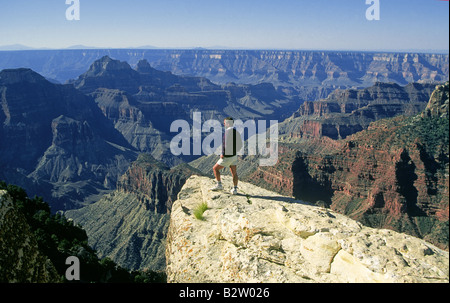 Un escursionista si affaccia sul Grand Canyon da un punto vicino a Bright Angel Point sul bordo nord Foto Stock