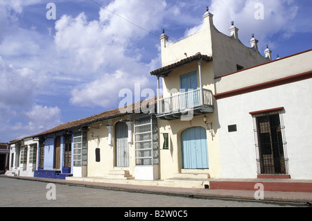 Plaza San Juan Square edifici storici case Tapparelle su porte e finestre CAMAGUEY CUBA Foto Stock