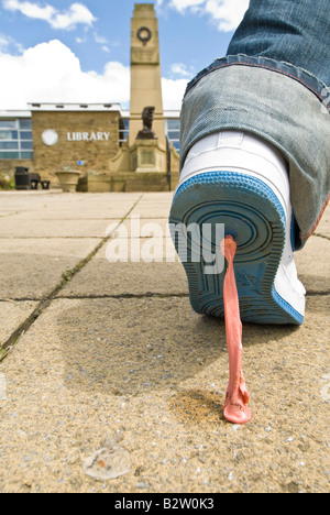 Bubble Gum incollato al fondo di un cassone. Stretching dal marciapiede al pattino Foto Stock
