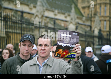 Unidentified off-dovere dei poliziotti che protestavano davanti al Palazzo del Parlamento presso la sleale insediamento a pagamento per la polizia inglese Foto Stock