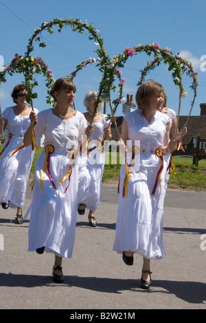 Solstizio d'estate Morris ballerini, Rushlake verde, East Sussex, Inghilterra. Foto Stock