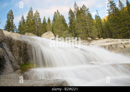 Il fiume Kaweah lungo la Tokopah Falls trail. Sequoia National Park, California, Stati Uniti d'America Foto Stock