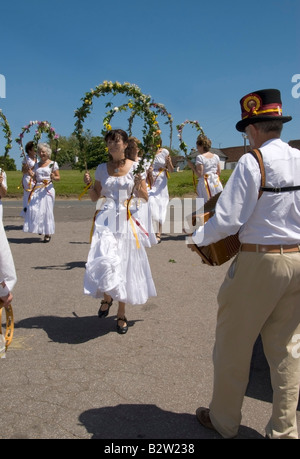 Solstizio d'estate Morris ballerini, Rushlake verde, East Sussex, Inghilterra. Foto Stock