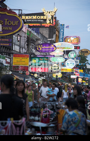 Il neon di strada segno e dal trambusto della Khao San Road di Bangkok, Thailandia, Foto Stock