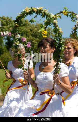 Solstizio d'estate Morris ballerini, Rushlake verde, East Sussex, Inghilterra. Foto Stock