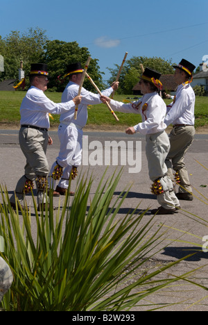 Solstizio d'estate Morris ballerini, Rushlake verde, East Sussex, Inghilterra. Foto Stock