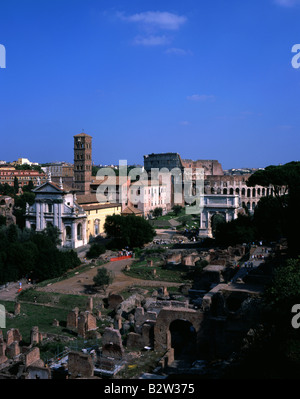 Il Forum, la chiesa di Santa Francesca Romanaand l'Arco di Tito, con il Colosseo sullo sfondo Roma Italia Foto Stock