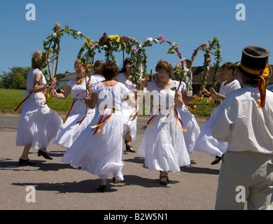 Solstizio d'estate Morris ballerini, Rushlake verde, East Sussex, Inghilterra. Foto Stock