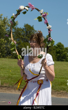 Solstizio d'estate Morris ballerini, Rushlake verde, East Sussex, Inghilterra. Foto Stock