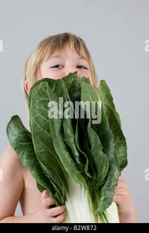 Ragazzo con cavolo cinese Foto Stock