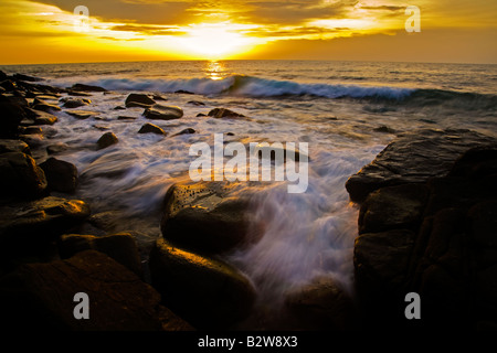 Borneo Sabah Malesia Tunku Abdul Rahman Park tramonto visto dalla costa occidentale di Pulau Sapi Sapi Island Foto Stock