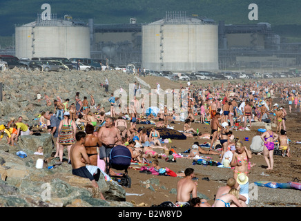 Spiaggia affollata a Prigorodnoye vicino Korsakov sull isola di Sakhalin con serbatoi di GNL costruito da Shell 2008 Foto Stock