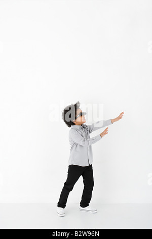 Ragazzo che indossa la realtà virtuale auricolare Foto Stock