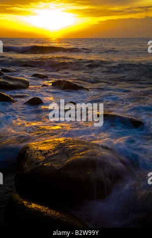 Borneo Sabah Malesia Tunku Abdul Rahman Park tramonto visto dalla costa occidentale di Pulau Sapi Sapi Island Foto Stock